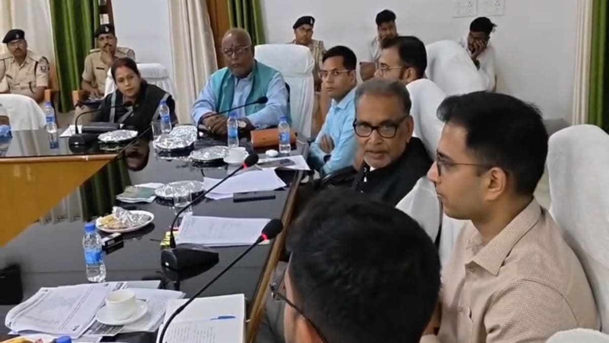 मोतिहारी में सड़क सुरक्षा को लेकर सांसद और प्रशासनिक अधिकारियों की बड़ी बैठक, दुर्घटनाएं रोकने के लिए जिला प्रशासन ने बनाया मास्टर प्लान