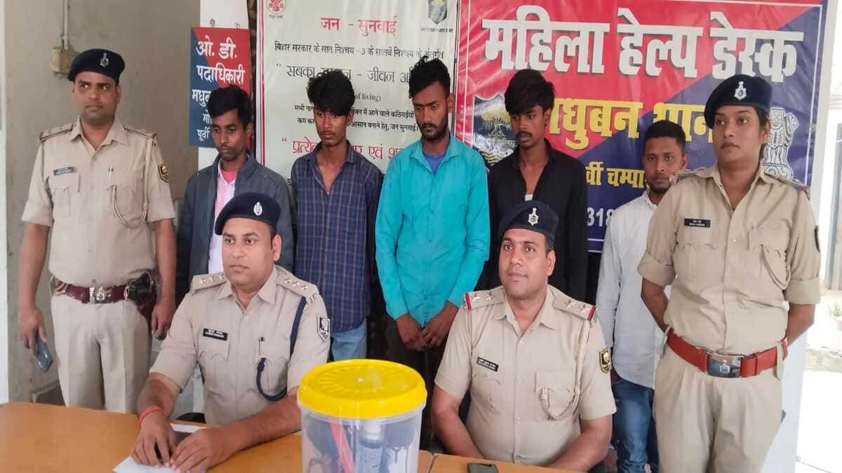 ​मोतिहारी में मधुबन पुलिस ने बाइक चोर गिरोह का किया भंडाफोड़, फर्जी इंजन-चेसिस नंबर के साथ 5 गिरफ्तार, 14 मोटरसाइकिलें बरामद