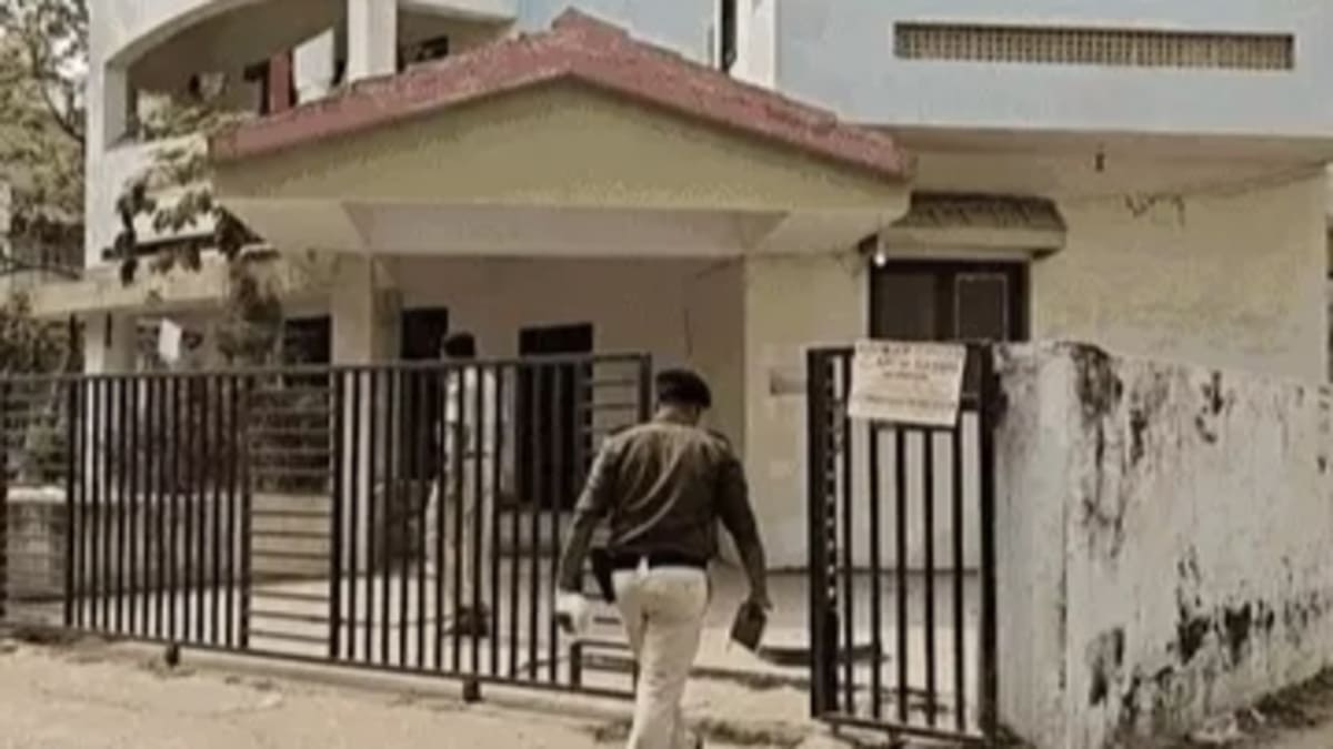 ​पटना में JDU के पूर्व विधायक के घर चोरी, CM नीतीश की मीटिंग में थे नेताजी, पीछे से साफ हो गए कैश और गहने, बेटे की मार्कशीट तक ले गए चोर