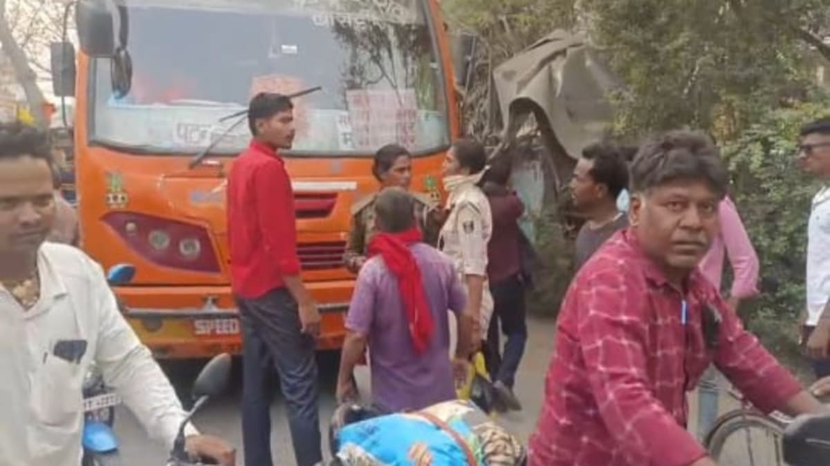 ​वैशाली में हाईवोल्टेज ड्रामा, बस किराए को लेकर महिला होमगार्ड और ड्राइवर में भिड़ंत, थाने के सामने बीच सड़क हुआ तमाशा