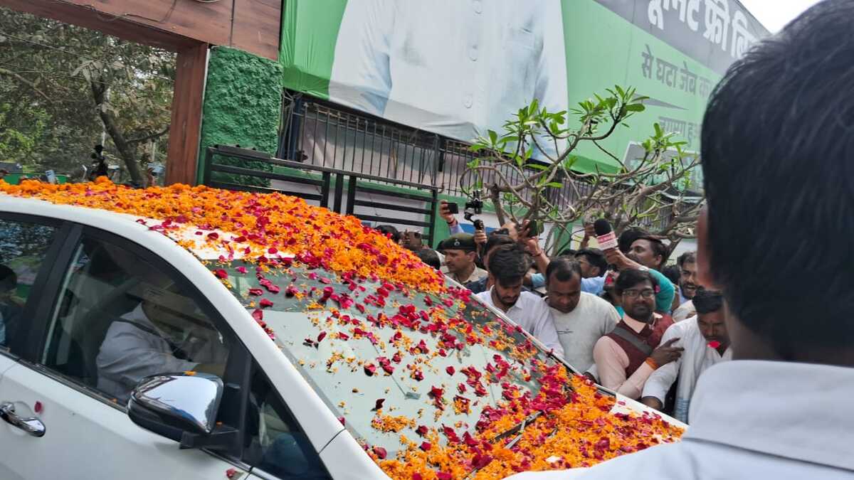 निशांत कुमार का जेडीयू दफ्तर में शाही स्वागत, हाथी, घोड़े और फूलों की बारिश, डिप्टी CM बनने की चर्चा के बीच मेगा लॉन्चिंग