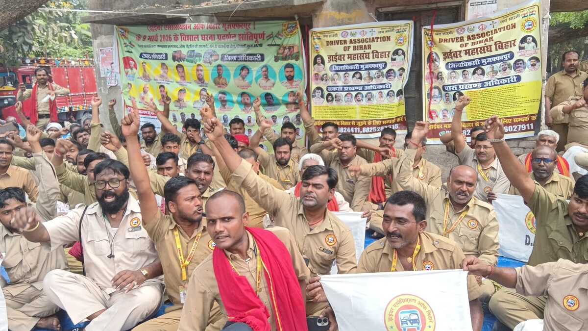 मुजफ्फरपुर में 10 सूत्री मांगों को लेकर कलेक्ट्रेट पर बिहार के ड्राइवरों का प्रर्दशन, दी बड़े आंदोलन की चेतावनी