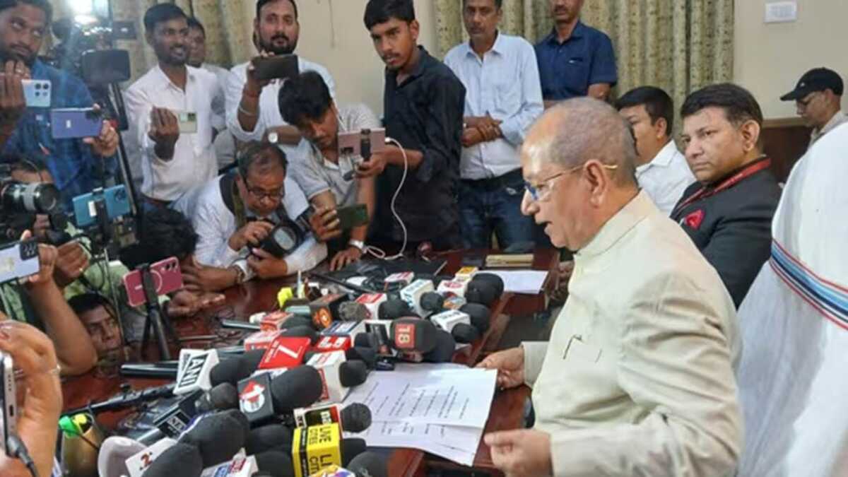 ​हड़ताली अधिकारियों पर गिरेगी गाज! विजय सिन्हा ने दी निलंबन और अस्थायी बहाली की चेतावनी, भू-माफियाओं की साजिश का लगाया आरोप