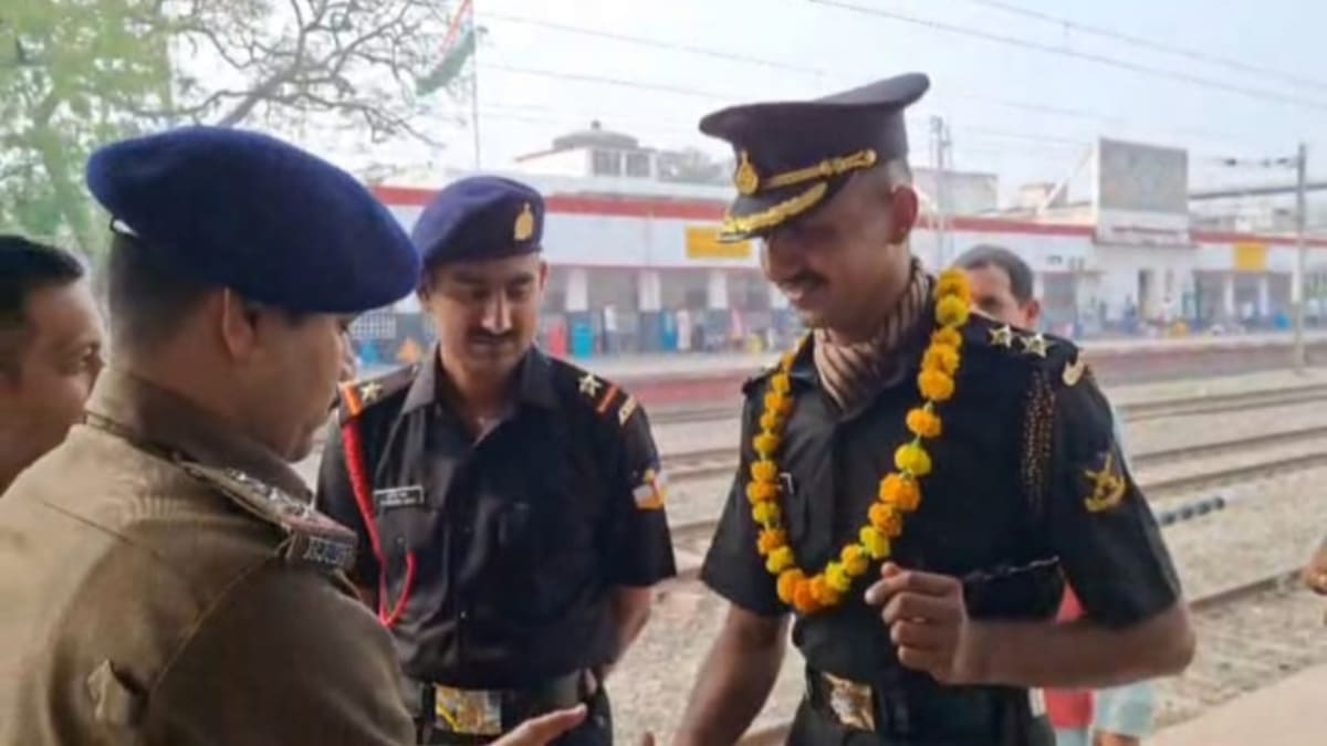 सासाराम के लाल विकेश ने फहराया NDA में परचम, रेलवे स्टेशन पर हुआ जोरदार स्वागत