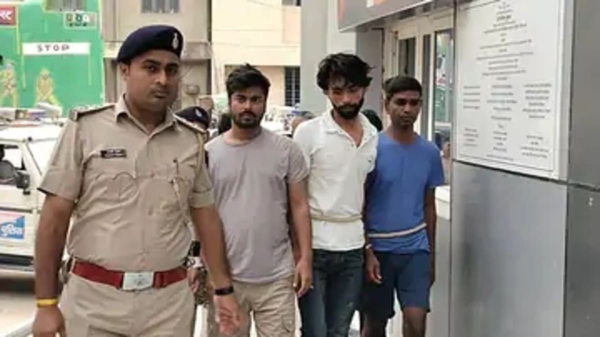 बिहार में चोर गिरोह का पर्दाफाश, मां-बेटी समेत 8 गिरफ्तार, सोने के साथ बरामद हुई लाखों की नकदी