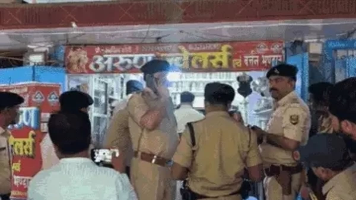 ​सीवान में बेखौफ अपराधी, थाने के पास ज्वेलरी शॉप से 25 लाख की लूट, गन पॉइंट पर ग्राहकों को बनाया बंधक, जांच में जुटी पुलिस