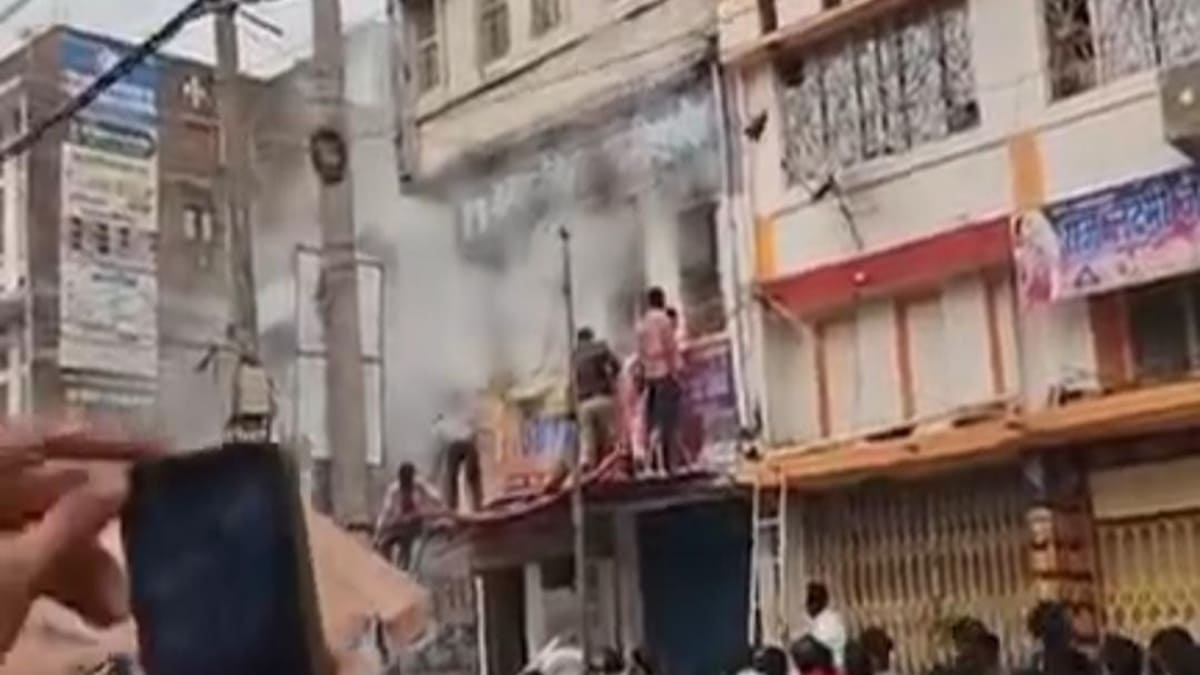 ​शॉर्ट सर्किट से लगी आग ने मचाई तबाही, ढाका में सेवई और हार्डवेयर के दो गोदाम स्वाहा, लाखों का सामान जलकर खाक