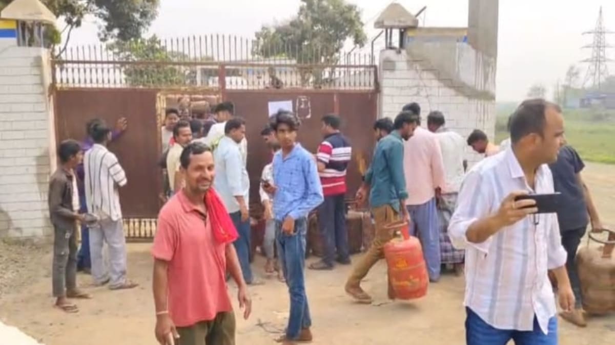 बिहार में चरमराई गैस आपूर्ति व्यवस्था, कमर्शियल सप्लाई ठप, कोड के फेर में फंसे घरेलू उपभोक्ता, प्रशासन ने शुरू की मॉनिटरिंग, कालाबाजारी पर सख्त नजर