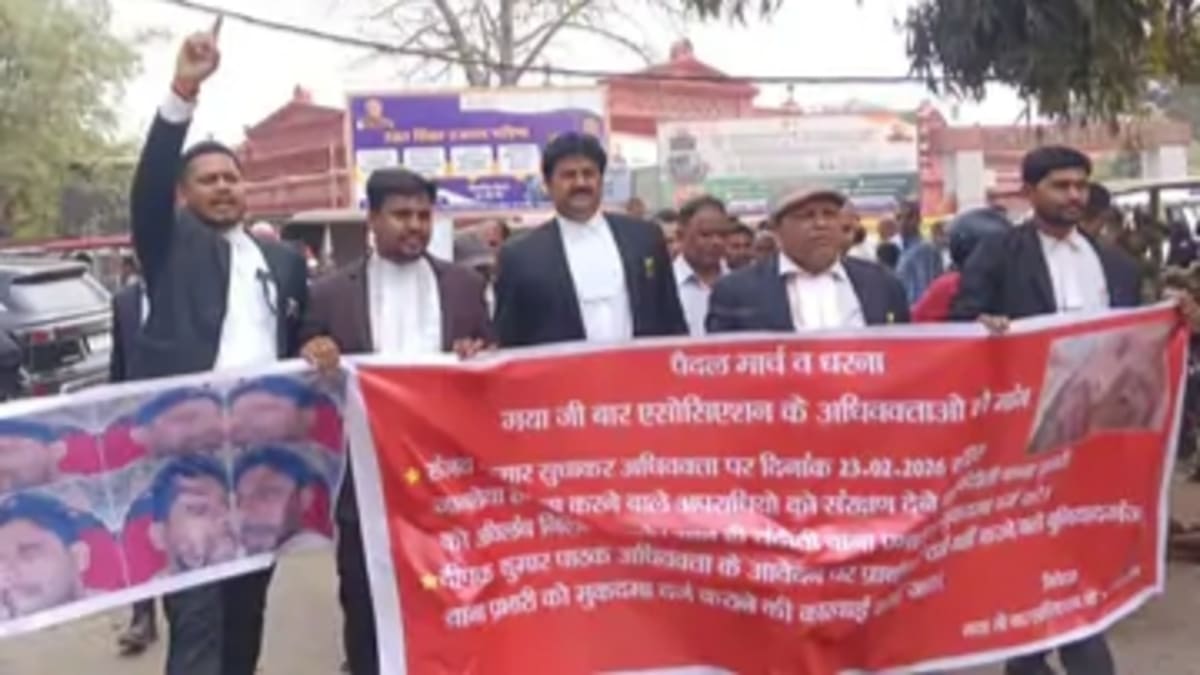 ​गया में वकील पर जानलेवा हमला, आक्रोशित अधिवक्ताओं ने निकाला पैदल मार्च, थाना प्रभारी को हटाने की मांग