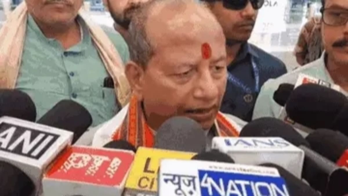 बिहार में पेट्रोल-डीजल की किल्लत महज अफवाह, कालाबाजारी करने वालों पर होगी सख्त कार्रवाई- विजय सिन्हा