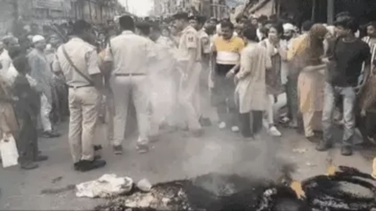 चाय पीने जा रहा हूं कहकर निकला युवक गायब, गुस्से में परिजनों ने फूंके टायर, पुलिस खंगाल रही CDR