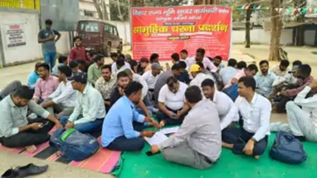 भागलपुर में कलेक्ट्रेट के बाहर राजस्व कर्मियों का प्रदर्शन, ग्रेड-पे और तबादले को लेकर सरकार को घेरा