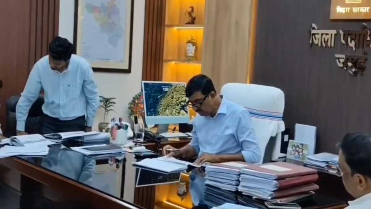 मुख्यमंत्री की समृद्धि यात्रा को लेकर प्रशासन अलर्ट, DM ने की योजनाओं की गहन समीक्षा