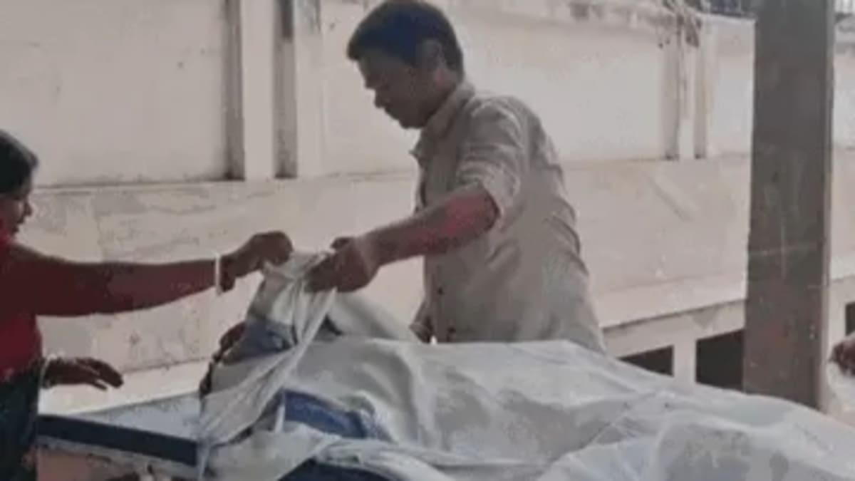 भागलपुर में बालू लदे ट्रैक्टर की टक्कर से बिजली का पोल गिरा, इंटर के छात्र की मौत, ड्राइवर मौके से फरार