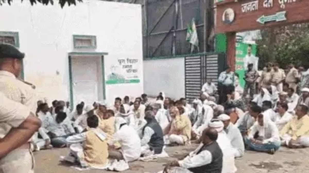 पटना में JDU कार्यालय में बवाल, बक्सर जिलाध्यक्ष के चयन पर कार्यकर्ताओं का भारी हंगामा, धरना प्रदर्शन