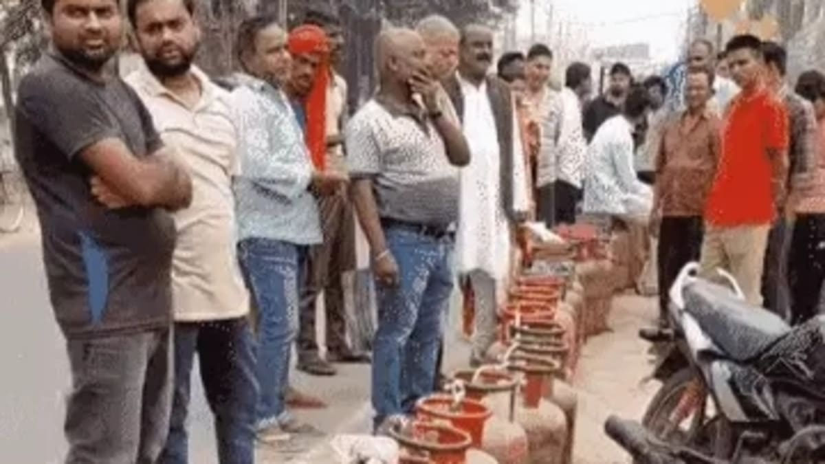 ​गैस किल्लत से हाहाकार, पटना में 10 किलो की जगह बिक रही 3 क्विंटल लकड़ी, सम्राट चौधरी के नाम पर सिलेंडर ले जाने का आरोप!