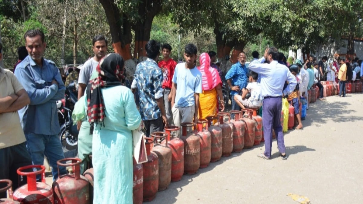 बेगूसराय में गैस सिलेंडर का महासंकट, पुलिस सुरक्षा में हो रहा वितरण, सुबह 6 बजे से भूखी-प्यासी खड़ी हैं महिलाएं