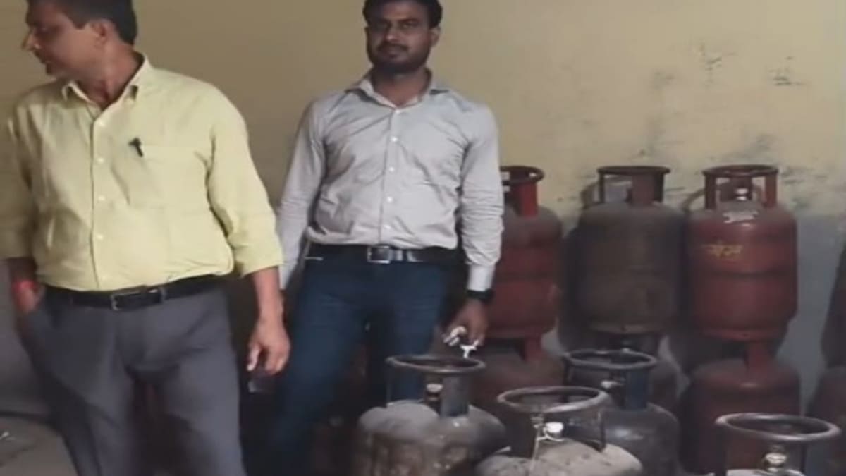 मोतिहारी के पताही में प्रशासन की बड़ी कार्रवाई, सीमेंट गोदाम से 36 गैस सिलेंडर बरामद, गोदाम सील