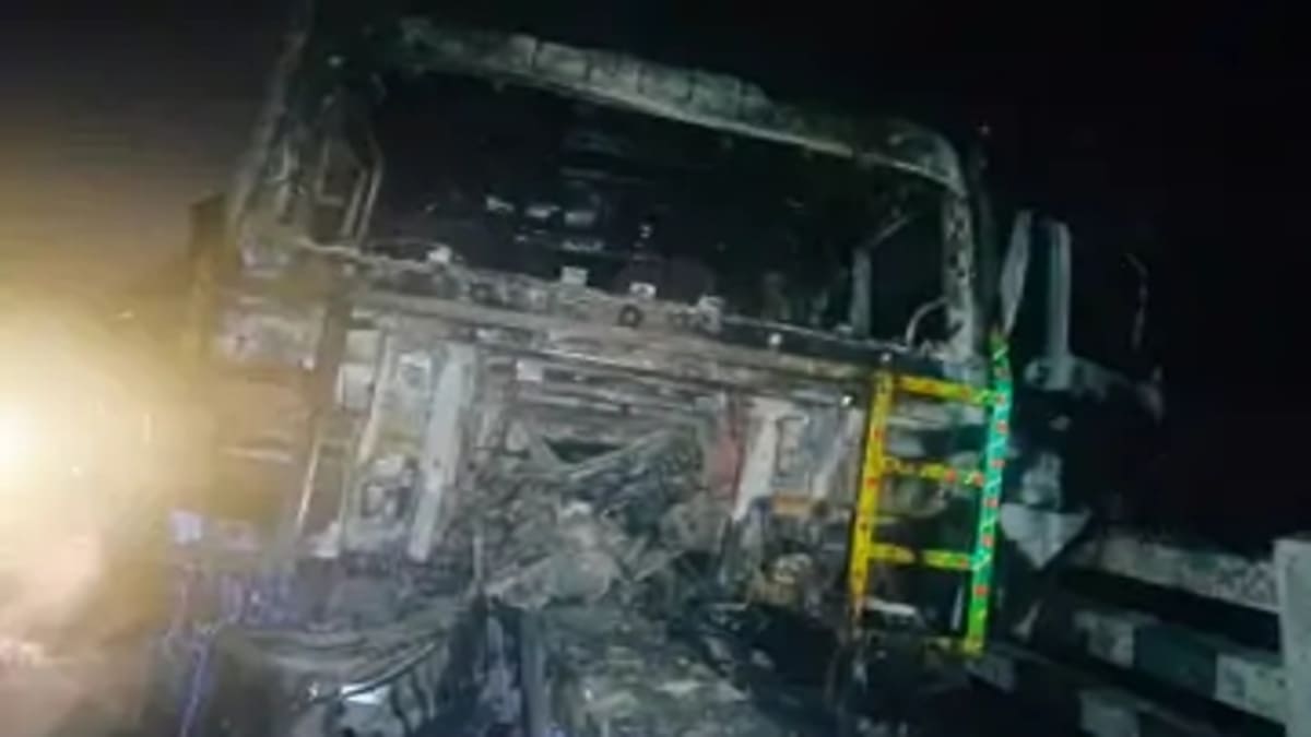 पटना में भीषण सड़क हादसा, टक्कर के बाद धू-धू कर जला हाईवा, जिंदा जलते-जलते बचे 3 पुलिसकर्मी