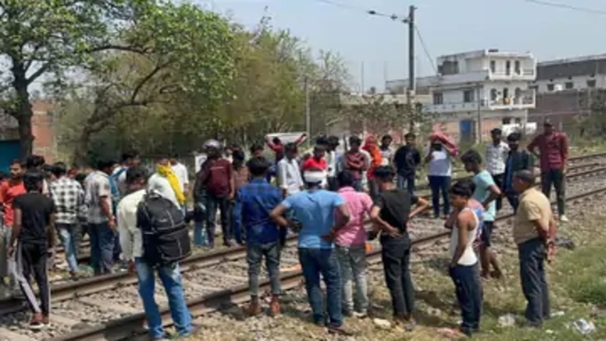 ​डुमरांव में पटरी पार करते समय ट्रेन की चपेट में आई महिला, मौके पर मौत, जांच जारी