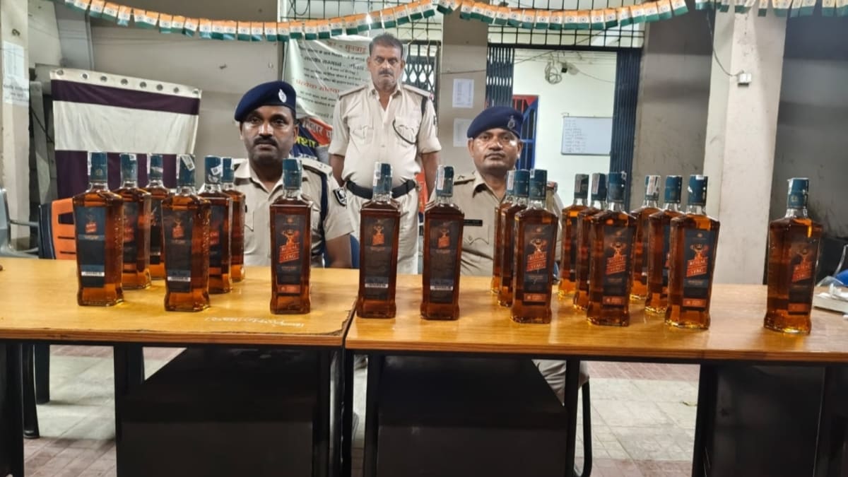 नगर थाना पुलिस की बड़ी कार्रवाई, बेलबनवा में छापेमारी कर जब्त की विदेशी शराब, तस्करों की तलाश जारी