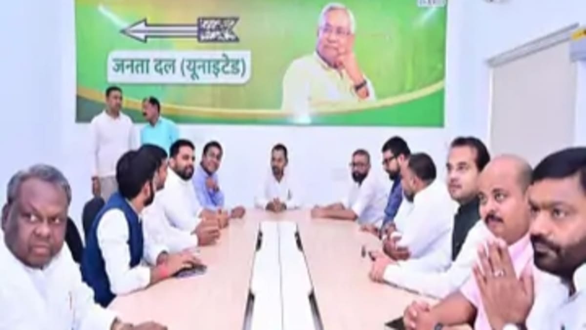​JDU के भीतर ऑपरेशन निशांत शुरू, गुप्त बैठक में बनी रणनीति, चेतन आनंद बोले- निशांत के हाथों में हो बिहार की कमान