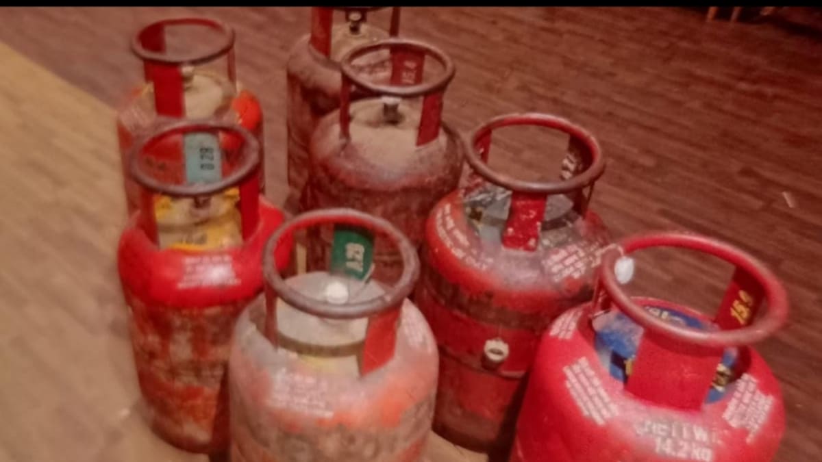 ​मुजफ्फरपुर के होटल में हो रहा था घरेलू गैस का अवैध उपयोग, पुलिस और आपूर्ति विभाग ने मारा छापा, FIR दर्ज