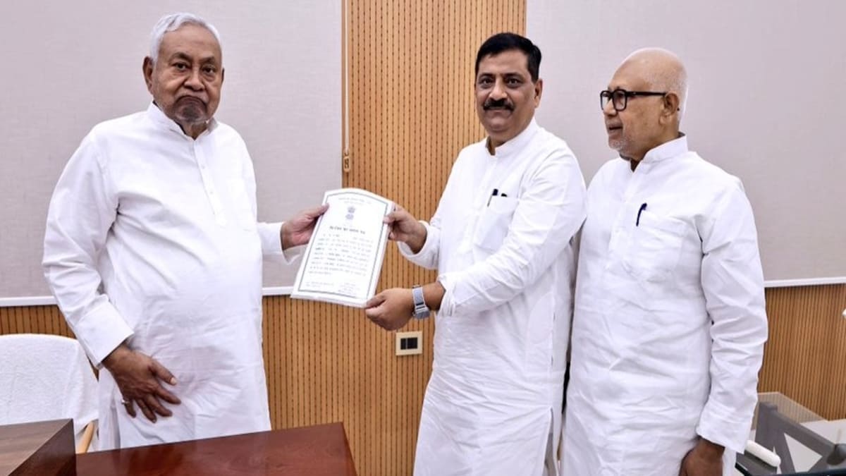 संजय कुमार झा का राज्यसभा सफर शुरू, मुख्यमंत्री नीतीश कुमार को सौंपा निर्वाचन प्रमाण-पत्र