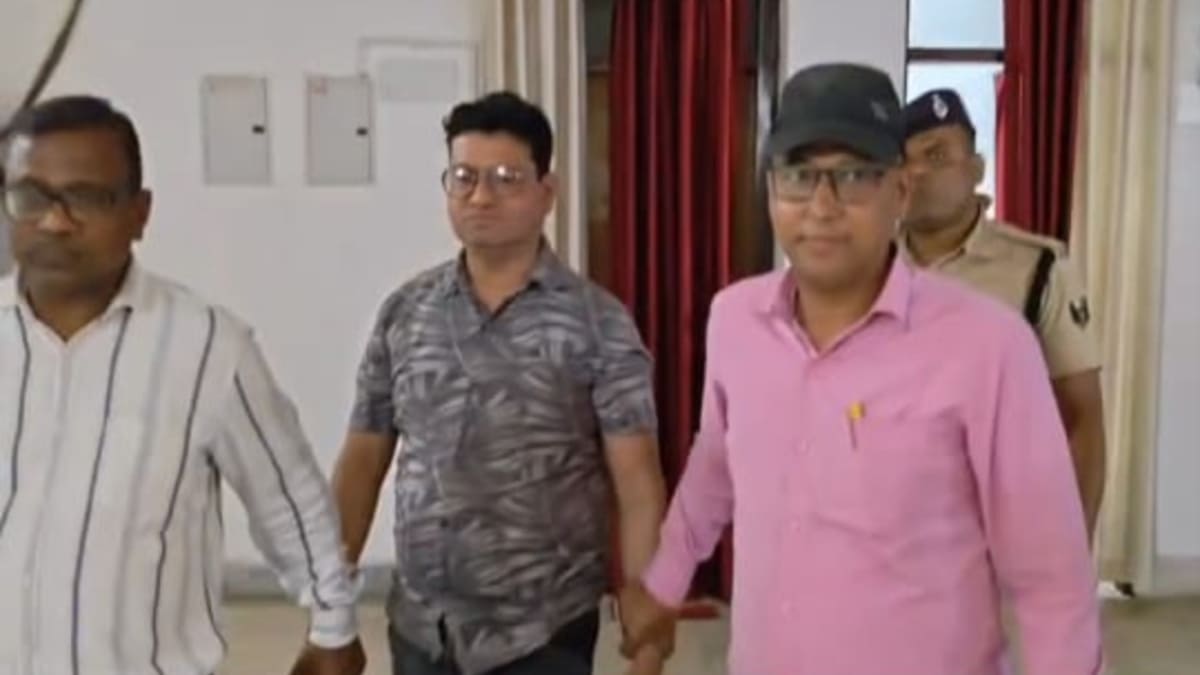 रिश्वतखोर बाबू चढ़ा निगरानी के हत्थे, रिटायरमेंट का पैसा दिलाने के नाम पर मांग रहा था घूस, हेड क्लर्क रंगेहाथ गिरफ्तार