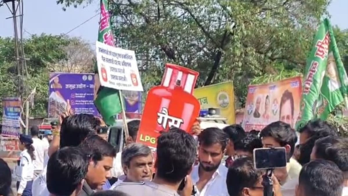 ​बिहार में गैस का हाहाकार, सड़कों पर उतरी राजद, पीएम मोदी का पुतला फूंक जताया विरोध