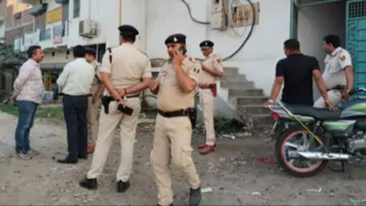 पटना में अवैध लॉटरी प्रेस पर छापा, एक करोड़ के कूपन जब्त और 18 लोग हिरासत में