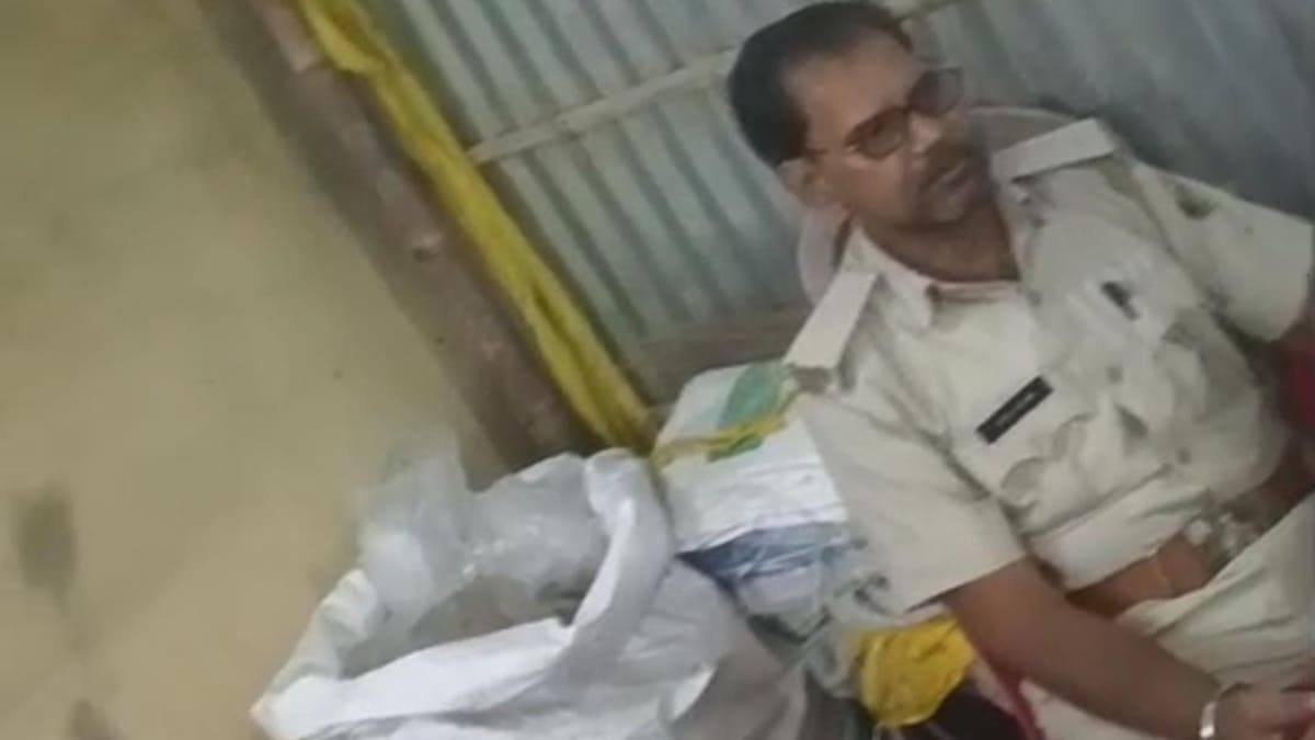 बेगूसराय में चौकीदार ने वर्दी पहनकर लगाए गांजे के कश, वीडियो ने मचाया हड़कंप, अब जांच के घेरे में