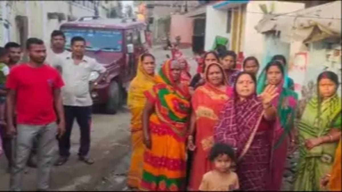 ​भागलपुर में पानी की किल्लत को लेकर ग्रामीणों का हल्लाबोल, प्रखंड विकास पदाधिकारी को सौंपा आवेदन