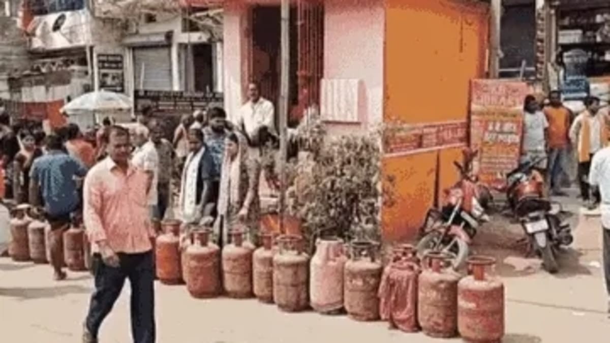 पटना में गैस के लिए हाहाकार, सुबह 3 बजे से कतार, नहीं मिला सिलेंडर तो सड़क पर फूंके टायर, ब्लैक में बेचने का आरोप