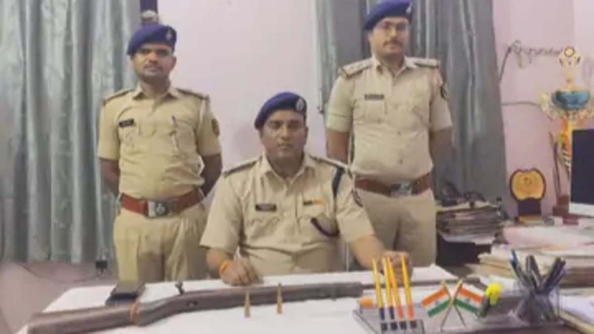 बलवा गांव में अवैध हथियार के खिलाफ पुलिस की कार्रवाई, राइफल-कारतूस बरामद, आरोपी फरार, एक महिला हिरासत में
