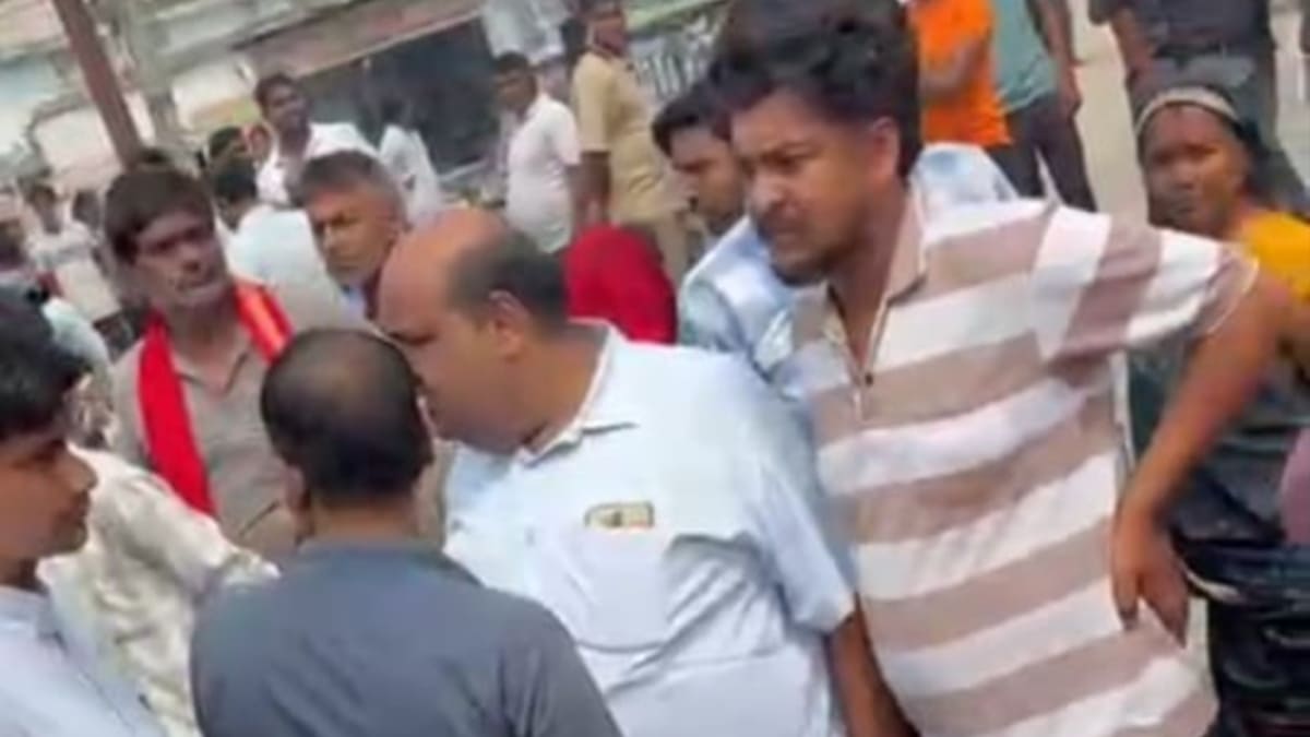 बेगूसराय में संदिग्ध अवस्था में मिला वीडियोग्राफर का शव, परिजनों ने लगाया हत्या का आरोप, आक्रोशित ग्रामीणों ने प्रखंड मुख्यालय पर किया जोरदार प्रदर्शन