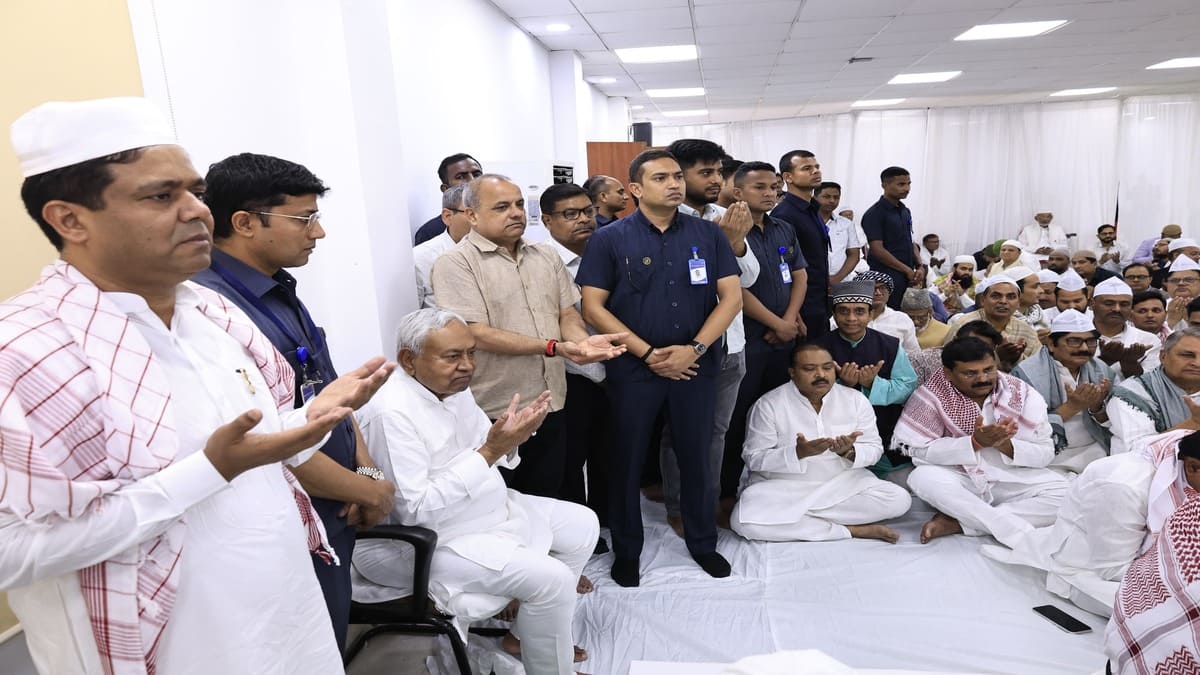 नीतीश आवास पर इफ्तार, बेटे निशांत ने संभाली मुख्य कमान, मुख्यमंत्री ने हाथ जोड़कर किया अतिथियों का स्वागत