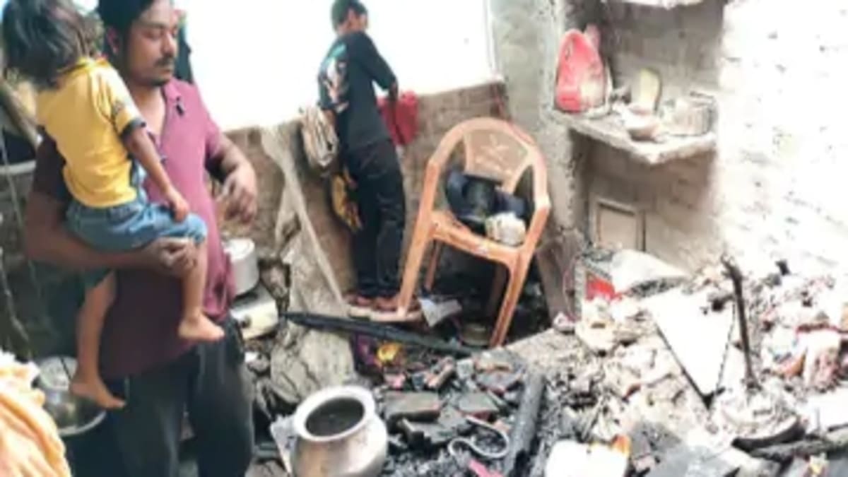 भागलपुर में भीषण आग से शॉर्ट सर्किट दो घर तबाह, लाखों के नुकसान के साथ एक गंभीर