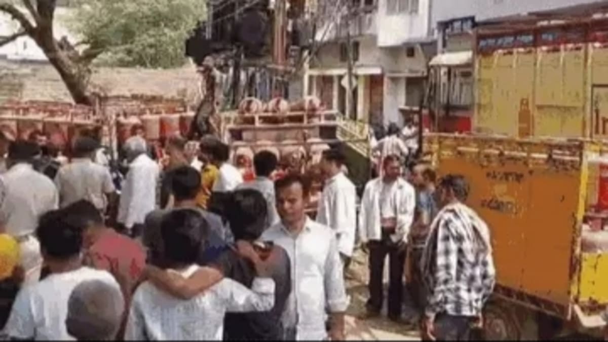 पटना सिटी में गैस किल्लत पर पुलिस का कमांड, थाना परिसर बना गैस वितरण केंद्र, भारी सुरक्षा के बीच 400 लोगों को मिले सिलेंडर