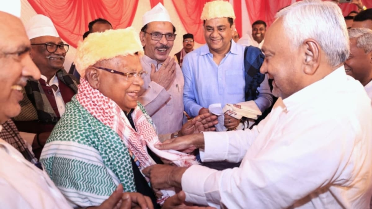 इफ्तार पार्टी में दिखे नीतीश के बेटे निशांत, सम्राट चौधरी के लिए छोड़ा सोफा, मांझी के घर लगा दिग्गजों का जमावड़ा