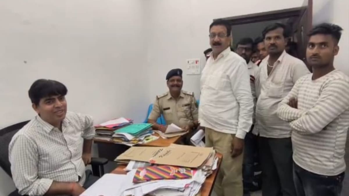 ​सासाराम में नगर निगम ने नो-वेंडिंग जोन से हटाए गए अवैध ठेले, 10 से अधिक दुकानदारों का सामान जब्त