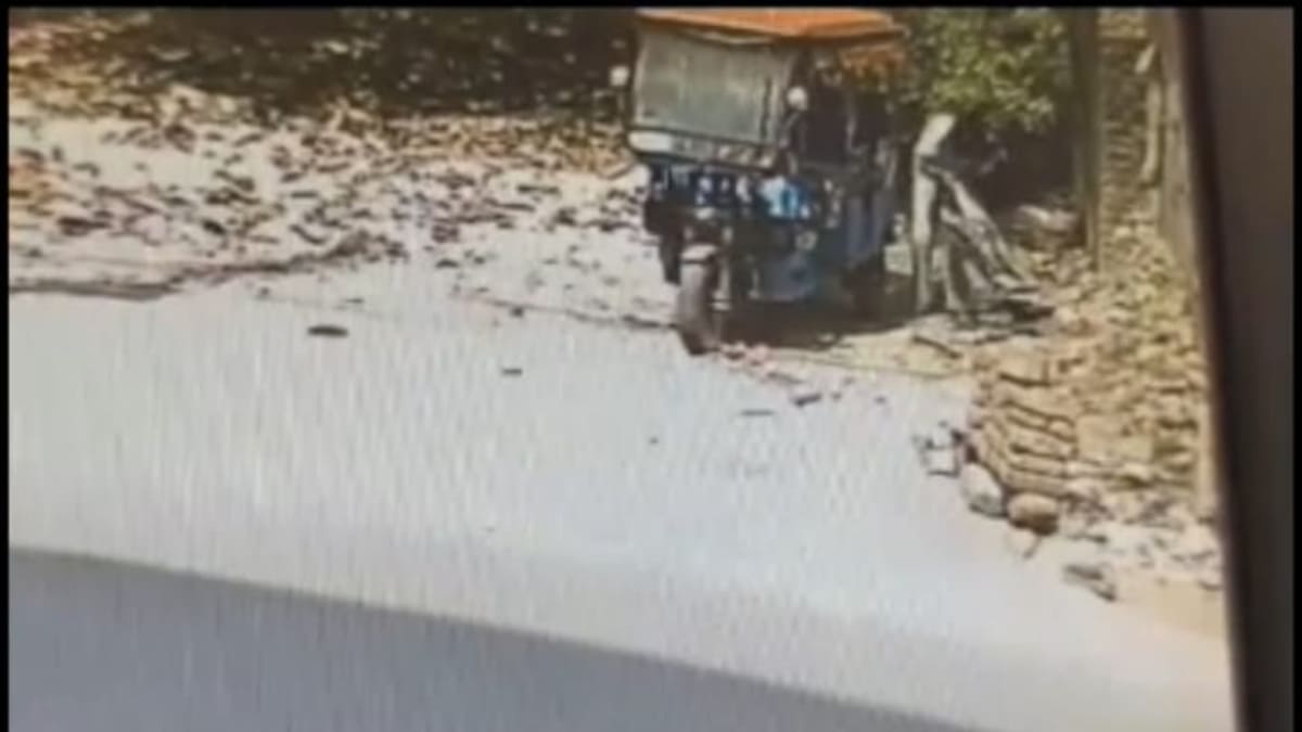 ​जमुई में बेखौफ चोरों ने दिनदहाड़े टोटो से उड़ाई बैटरी, सीसीटीवी में कैद हुई चोरी की लाइव वारदात