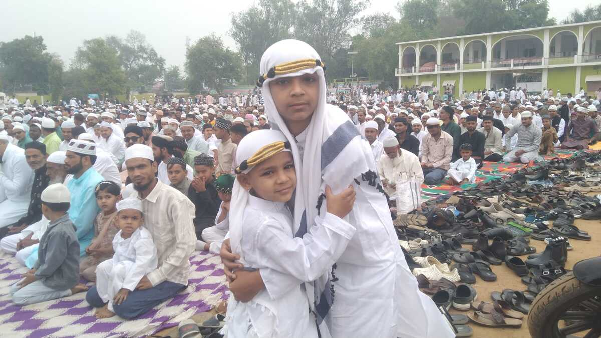 कैमूर में दिखी गंगा-जमुनी तहजीब की झलक, कड़ी सुरक्षा के बीच शांतिपूर्ण ढंग से अदा की गई ईद की नमाज