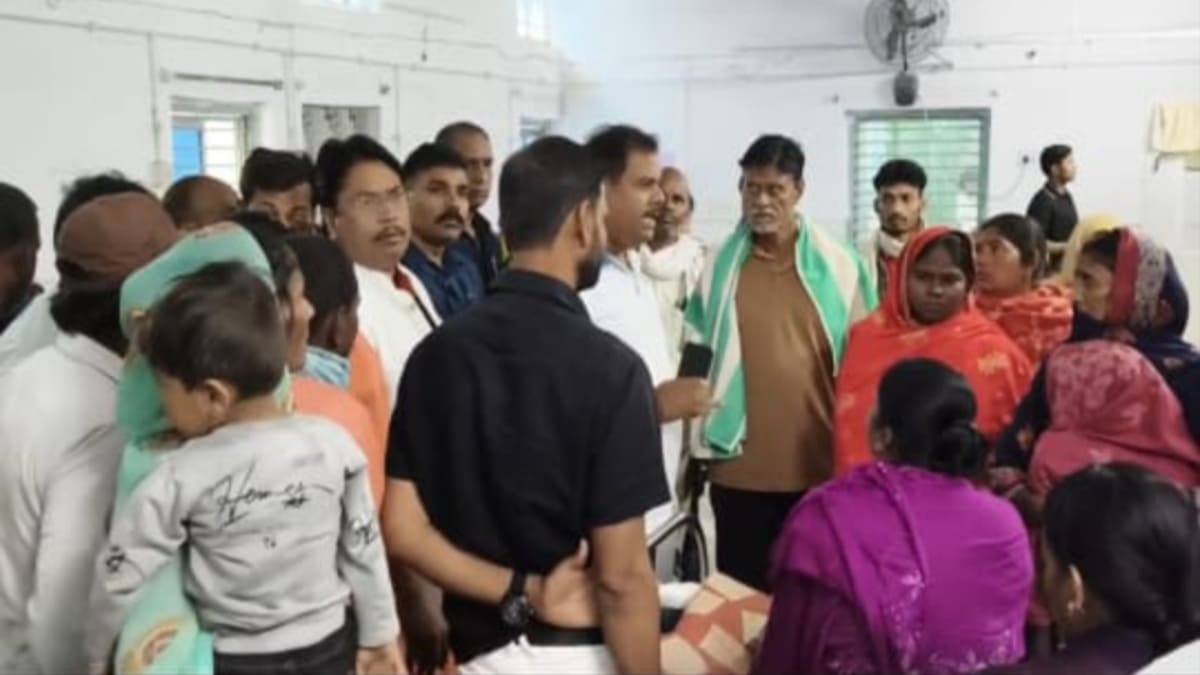 बेगूसराय सदर अस्पताल की बदहाली पर बरसे मंत्री संजय पासवान, परिजनों ने सुनाई रात भर की आपबीती, जिम्मेदारों की लगाई क्लास