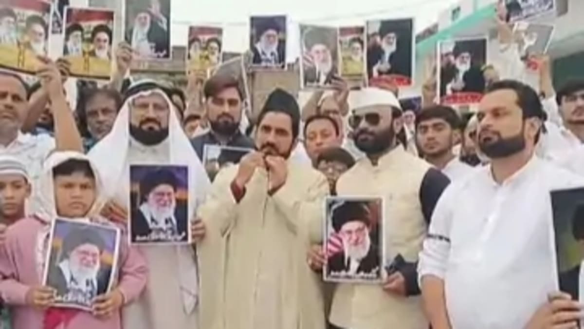 मुजफ्फरपुर में ईरान पर हमलों के विरोध में शिया समुदाय ने बांधी काली पट्टी, फूंका पुतला