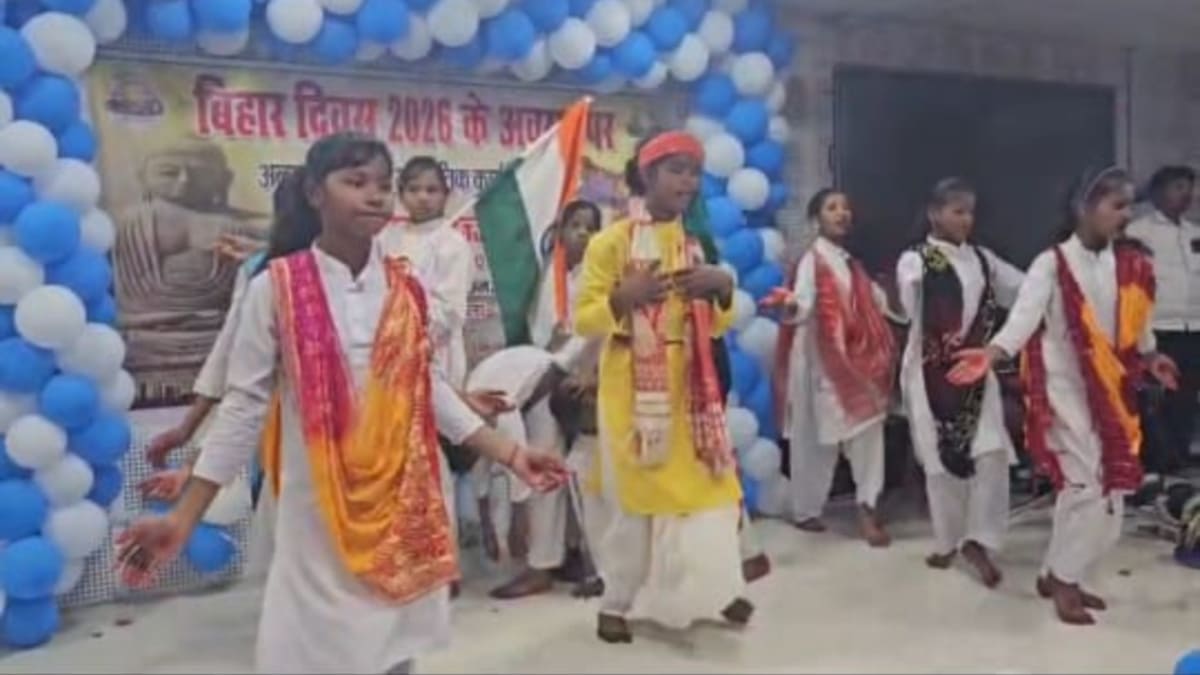 बिहार दिवस पर सासाराम में उमड़ा जनसैलाब, प्रभातफेरी और सांस्कृतिक कार्यक्रमों से गूंजा फजलगंज स्टेडियम