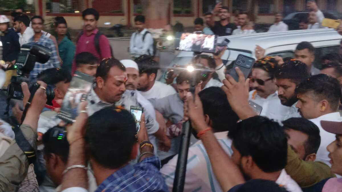 4 महीने बाद जेल से बाहर आए अनंत सिंघल, लैंड क्रूजर समेत 50 से अधिक काफिले में शामिल थी गाड़ियां, घर पहुंचने पर समर्थकों ने की आतिशबाजी