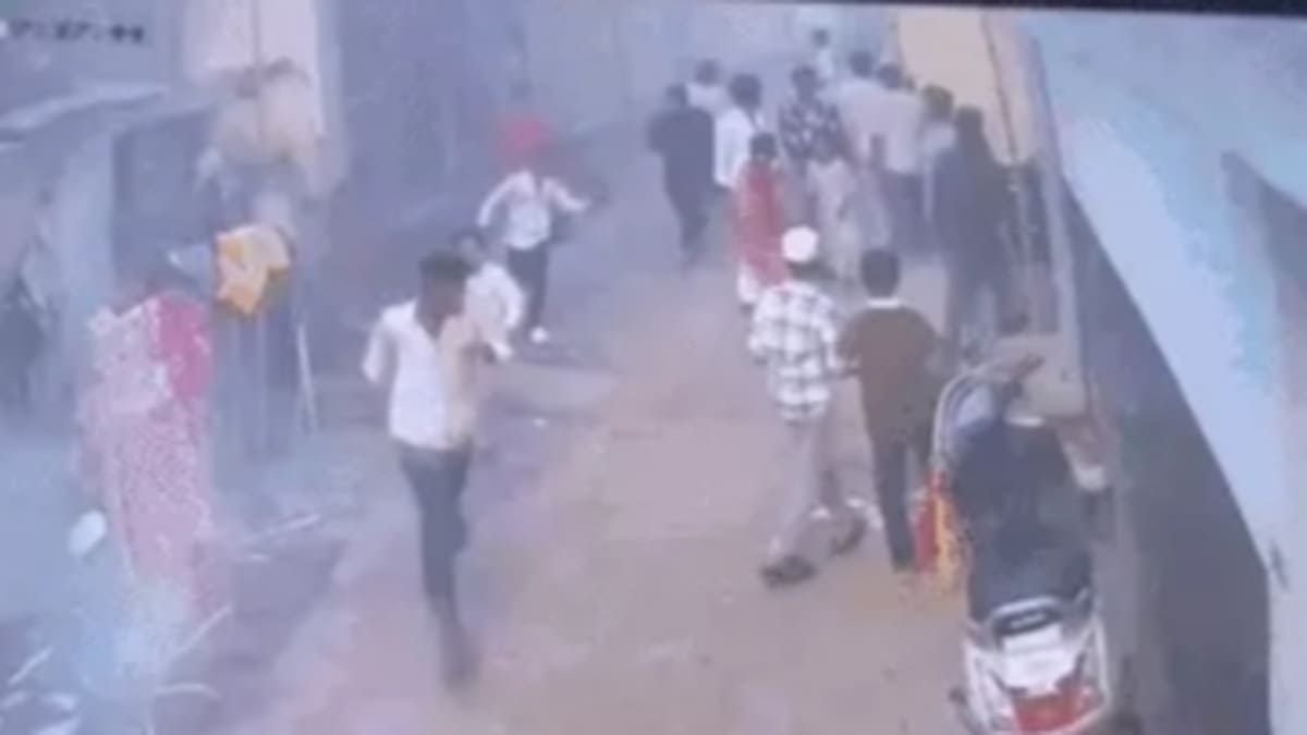 मुजफ्फरपुर में दो गुटों के बीच हिंसक झड़प, गुदरी रोड पर जमकर चले ईंट-पत्थर, महिलाओं से बदसलूकी के आरोप में 11 पर FIR, 4 गिरफ्तार