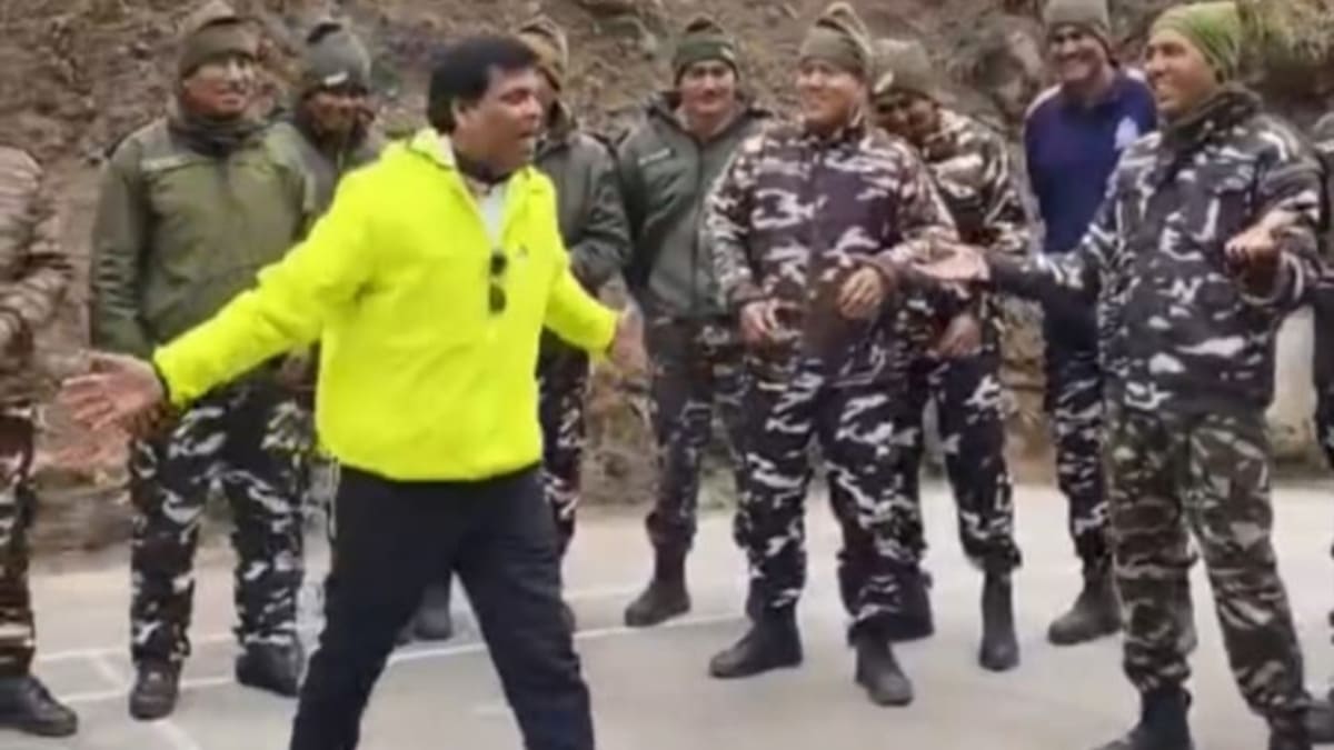 ​शौर्य वंदन यात्रा, जब जवानों के बीच पहुंचे भारत के लाफिंग बुद्धा, हंसी के हथियार से दी तनाव को मात, 20 से ज्यादा सैन्य कैंपों में भरा जोश