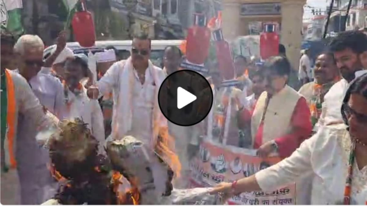 बिहार में सिलेंडर संकट पर फूटा कांग्रेस का गुस्सा, 12 जिलों में प्रदर्शन, PM मोदी का फूंका पुतला